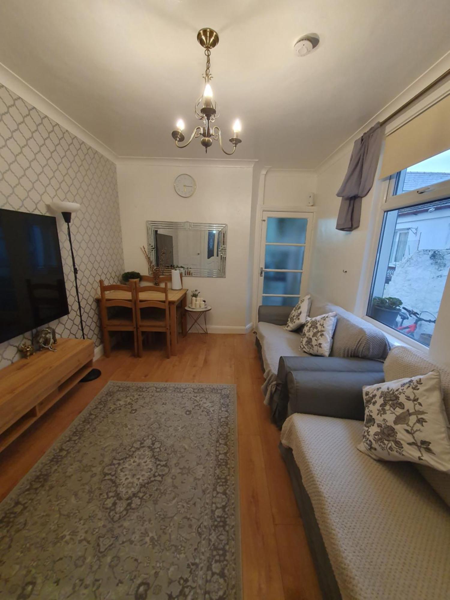 Private Double Room In Κάρντιφ Εξωτερικό φωτογραφία